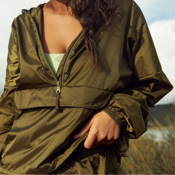 NWOT OFFLINE By Aerie Windbreaker Pullover Olive Half Zip-Up and center zip - Picture 1 of 7